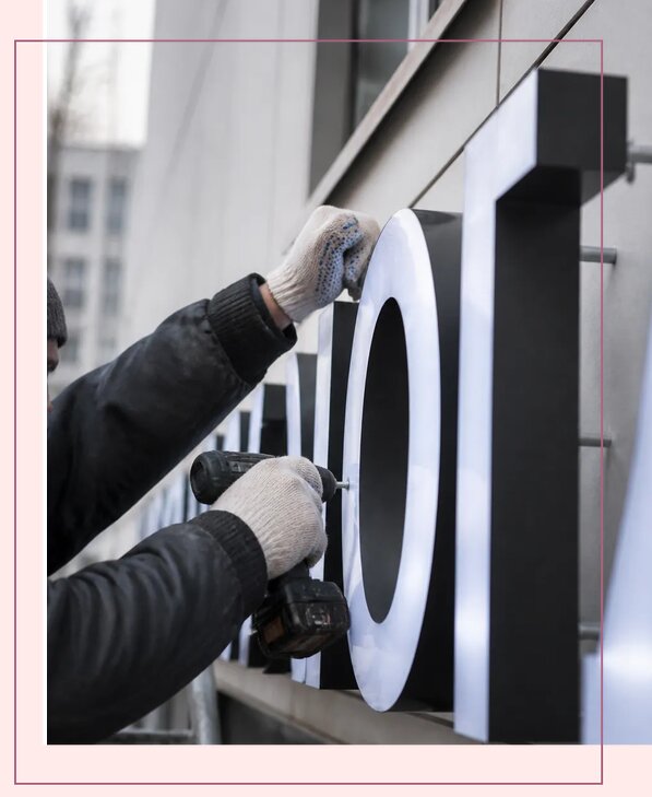 Изготовление и монтаж фасадных букв в Североуральске под ключ